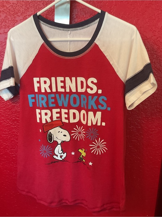 Peanuts Tops - Snoopy 'Friends. Fireworks. Freedom.' Red white & Blue Graphic Tee Sz Small NWT